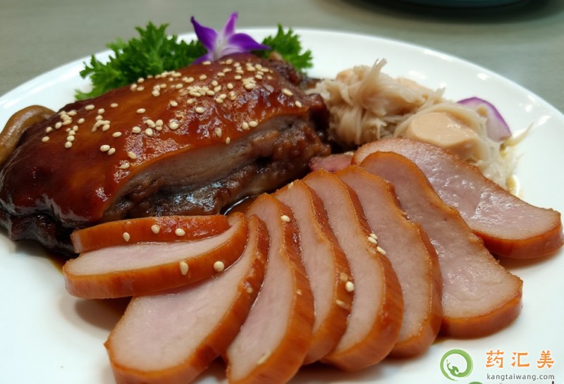 鴨肉性涼,味甘、咸。入肺、胃、腎經(jīng)。鴨肉具有滋養(yǎng)肺胃,健脾利水。主治肺胃陰虛,干咳少痰,骨蒸潮熱,口干口渴,消瘦乏力等;脾虛水泛,全身水腫按之凹陷,神疲乏力,小便短少。 與鴨肉相克的食物 1、鴨肉不能和兔肉、楊梅、核桃、木耳、胡桃、大蒜、蕎麥一起吃。 2、鴨肉忌與雞蛋同食,否則會(huì)大傷人體中的元?dú)狻? 3、鴨肉也不能和鱉肉一起吃,會(huì)使人陰盛陽(yáng)虛,水腫泄瀉。 4、鴨肉+大蒜:中毒 5、鴨肉+甲魚(yú):久食令人陽(yáng)虛,水腫腹瀉 與鴨肉宜搭的食物 1、鴨肉宜與山藥同食,可降低膽固醇、滋補(bǔ)身體。 2、鴨肉和酸菜同食可以清肺養(yǎng)胃、滋陰補(bǔ)腎、消腫利水 3、鴨肉適合和小紅豆一起吃,具有利尿解毒的功效。 4、鴨肉和沙參同食,有補(bǔ)血滋陰之功效;沙參性微寒,有滋陰養(yǎng)胃、生津清肺之功效,兩者同食有滋陰潤(rùn)燥,治療干咳等作用。 5、鴨肉宜與當(dāng)歸同食,具有補(bǔ)血作用。6、鴨肉宜與白菜同食,可促進(jìn)血液中膽固醇的代謝。 鴨肉性涼,味甘、咸。入肺、胃、腎經(jīng)。鴨肉具有滋養(yǎng)肺胃,健脾利水。主治肺胃陰虛,干咳少痰,骨蒸潮熱,口干口渴,消瘦乏力等;脾虛水泛,全身水腫按之凹陷,神疲乏力,小便短少。 與鴨肉相克的食物 1、鴨肉不能和兔肉、楊梅、核桃、木耳、胡桃、大蒜、蕎麥一起吃。 2、鴨肉忌與雞蛋同食,否則會(huì)大傷人體中的元?dú)狻? 3、鴨肉也不能和鱉肉一起吃,會(huì)使人陰盛陽(yáng)虛,水腫泄瀉。 4、鴨肉+大蒜:中毒 5、鴨肉+甲魚(yú):久食令人陽(yáng)虛,水腫腹瀉 與鴨肉宜搭的食物 1、鴨肉宜與山藥同食,可降低膽固醇、滋補(bǔ)身體。 2、鴨肉和酸菜同食可以清肺養(yǎng)胃、滋陰補(bǔ)腎、消腫利水 3、鴨肉適合和小紅豆一起吃,具有利尿解毒的功效。 4、鴨肉和沙參同食,有補(bǔ)血滋陰之功效;沙參性微寒,有滋陰養(yǎng)胃、生津清肺之功效,兩者同食有滋陰潤(rùn)燥,治療干咳等作用。 5、鴨肉宜與當(dāng)歸同食,具有補(bǔ)血作用。6、鴨肉宜與白菜同食,可促進(jìn)血液中膽固醇的代謝。