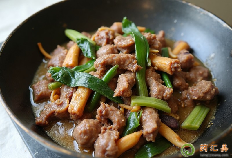 胰腺炎剛出院15-20天內(nèi)是不建議吃雞鴨鵝的,胰腺炎剛出院要遵循低脂肪清淡飲食原則,剛出院是不建議吃任何肉類的。從蛋白質(zhì)來(lái)看,雞第一,鵝第二,鴨第三,而從脂肪看,鴨第一,雞鵝差不多。雞鴨鵝的營(yíng)養(yǎng)價(jià)值1、低脂肪成分,有助預(yù)防心血管病雞、鴨、鵝肉,不僅總的脂肪含量低,所含脂肪的化學(xué)結(jié)構(gòu)更接近橄欖油的成分。禽類中所含的脂肪成分主要是對(duì)心血管有保護(hù)作用的單不飽和脂肪酸;而豬、牛、羊肉中的脂肪,則主要是容易導(dǎo)致冠心病和動(dòng)脈粥樣硬化的飽和脂肪酸。所以,常吃禽類能夠預(yù)防冠心病、動(dòng)脈粥樣硬化等心血管疾病的發(fā)生。2、高含量蛋白質(zhì),煲湯味鮮美可食部分的雞、鴨、鵝肉中的蛋白質(zhì)含量為16%~25%,比豬、牛、羊等畜肉的蛋白質(zhì)含量高一些。禽類蛋白質(zhì)主要是肌漿蛋白和肌凝蛋白;另一部分是間質(zhì)蛋白,其中含有能溶于水的膠原蛋白和彈性蛋白等,其余為非蛋白氮。肉食含氮浸出物越多,味道越鮮美。雞、鴨、鵝肉常被用做煲湯的原料,就是因?yàn)槠涞鞍踪|(zhì)含量高且味道鮮美。3、維生素和礦物質(zhì),各有所長(zhǎng)雞、鴨、鵝等禽肉類中含有豐富的維生素和礦物質(zhì),它們的肌肉和心、肝等內(nèi)臟含有豐富的維生素a、e、b1、b2、c及鐵、磷、鈣等礦物質(zhì)。婦女貧血、視力不佳、發(fā)育不良、體質(zhì)虛弱,均適合吃這些禽類的肝臟等進(jìn)行食補(bǔ)。雞肉中鉀含量較鴨、鵝類要高,每100克可食部分含量近300毫克,另外還含有較多的鐵、銅、鋅等微量元素。這表明,雞肉對(duì)心臟功能比較虛弱的人來(lái)說(shuō),是一種不錯(cuò)的進(jìn)補(bǔ)食材。鴨、鵝類肉中的煙酸和維生素e的含量,以及微量元素硒的含量卻比雞肉要高得多。硒是人體內(nèi)最主要的抗氧化微量元素,所以,常吃鴨、鵝類對(duì)提高機(jī)體免疫力,抑制腫瘤的發(fā)生有一定的作用。 胰腺炎剛出院15-20天內(nèi)是不建議吃雞鴨鵝的,胰腺炎剛出院要遵循低脂肪清淡飲食原則,剛出院是不建議吃任何肉類的。從蛋白質(zhì)來(lái)看,雞第一,鵝第二,鴨第三,而從脂肪看,鴨第一,雞鵝差不多。雞鴨鵝的營(yíng)養(yǎng)價(jià)值1、低脂肪成分,有助預(yù)防心血管病雞、鴨、鵝肉,不僅總的脂肪含量低,所含脂肪的化學(xué)結(jié)構(gòu)更接近橄欖油的成分。禽類中所含的脂肪成分主要是對(duì)心血管有保護(hù)作用的單不飽和脂肪酸;而豬、牛、羊肉中的脂肪,則主要是容易導(dǎo)致冠心病和動(dòng)脈粥樣硬化的飽和脂肪酸。所以,常吃禽類能夠預(yù)防冠心病、動(dòng)脈粥樣硬化等心血管疾病的發(fā)生。2、高含量蛋白質(zhì),煲湯味鮮美可食部分的雞、鴨、鵝肉中的蛋白質(zhì)含量為16%~25%,比豬、牛、羊等畜肉的蛋白質(zhì)含量高一些。禽類蛋白質(zhì)主要是肌漿蛋白和肌凝蛋白;另一部分是間質(zhì)蛋白,其中含有能溶于水的膠原蛋白和彈性蛋白等,其余為非蛋白氮。肉食含氮浸出物越多,味道越鮮美。雞、鴨、鵝肉常被用做煲湯的原料,就是因?yàn)槠涞鞍踪|(zhì)含量高且味道鮮美。3、維生素和礦物質(zhì),各有所長(zhǎng)雞、鴨、鵝等禽肉類中含有豐富的維生素和礦物質(zhì),它們的肌肉和心、肝等內(nèi)臟含有豐富的維生素a、e、b1、b2、c及鐵、磷、鈣等礦物質(zhì)。婦女貧血、視力不佳、發(fā)育不良、體質(zhì)虛弱,均適合吃這些禽類的肝臟等進(jìn)行食補(bǔ)。雞肉中鉀含量較鴨、鵝類要高,每100克可食部分含量近300毫克,另外還含有較多的鐵、銅、鋅等微量元素。這表明,雞肉對(duì)心臟功能比較虛弱的人來(lái)說(shuō),是一種不錯(cuò)的進(jìn)補(bǔ)食材。鴨、鵝類肉中的煙酸和維生素e的含量,以及微量元素硒的含量卻比雞肉要高得多。硒是人體內(nèi)最主要的抗氧化微量元素,所以,常吃鴨、鵝類對(duì)提高機(jī)體免疫力,抑制腫瘤的發(fā)生有一定的作用。